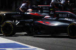 Jenson Button, McLaren MP4-31 und Fernando Alonso, McLaren MP4-31