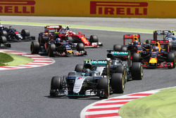 Start: Nico Rosberg, Mercedes AMG F1 W07 Hybrid, vor Lewis Hamilton, Mercedes AMG F1 W07 Hybrid
