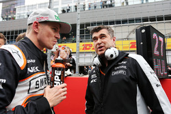 Nico Hulkenberg, Sahara Force India F1 op de grid met Bradley Joyce, Sahara Force India F1 Race Engi