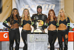 1. Martin Truex Jr., Furniture Row Racing Toyota, mit den Monster-Girls