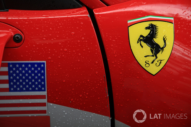 Detalle del logo de Ferrari