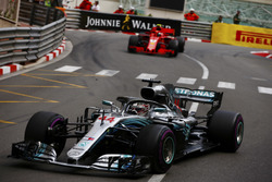 Lewis Hamilton, Mercedes AMG F1 W09, precede Kimi Raikkonen, Ferrari SF71H