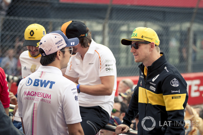 Sergio Perez, Force India and Nico Hulkenberg, Renault Sport F1 Team on the drivers parade