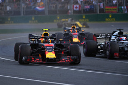 Max Verstappen, Red Bull Racing RB14 spin atıyor