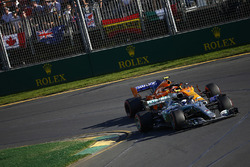 Valtteri Bottas, Mercedes AMG F1 W09 ve Stoffel Vandoorne, McLaren MCL33 Renault