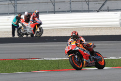 Марк Маркес, Repsol Honda Team, Андреа Довіціозо, Ducati Team, після аварії на задньому плані