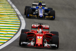 Sebastian Vettel, Ferrari SF70H, Pascal Wehrlein, Sauber C36