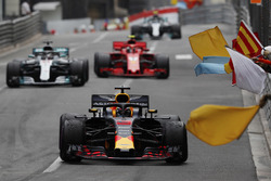 Victor Daniel Ricciardo, Red Bull Racing RB14, is greeted by marshals waving flags, ahead of Lewis Hamilton, Mercedes AMG F1 W09 and Kimi Raikkonen, Ferrari SF71H