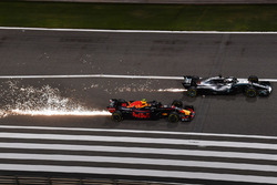 Льюис Хэмилтон, Mercedes AMG F1 W09, и Макс Ферстаппен, Red Bull Racing RB14
