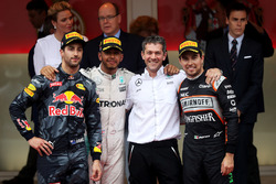 Льюіс Хемілтон, Mercedes AMG F1 святкує перемогу з Даніелєм Ріккардо, Red Bull Racing та Серхіо Пер