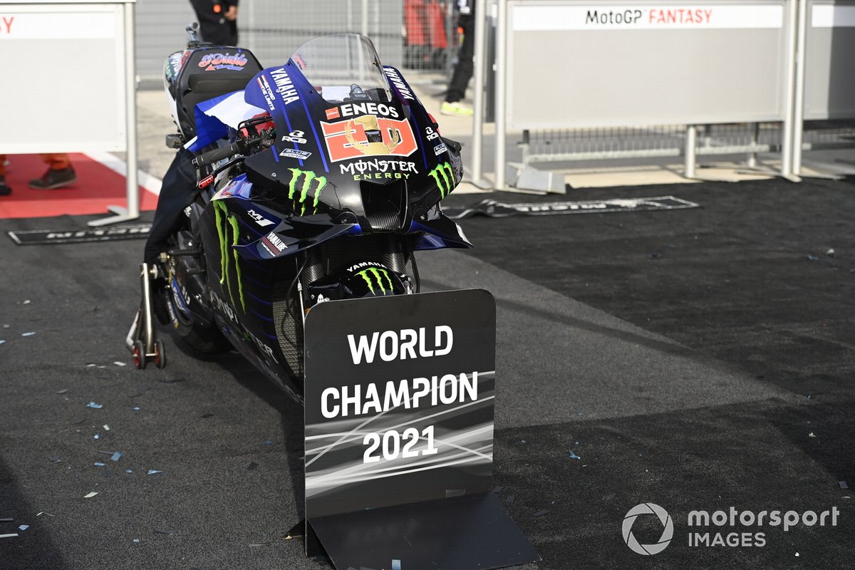 La moto du Champion du monde Fabio Quartararo, Yamaha Factory Racing derrière le panneau