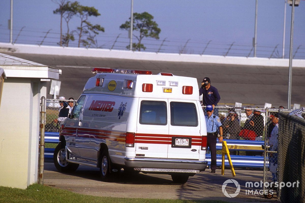 La ambulancia de Dale Earnhardt tras el accidente