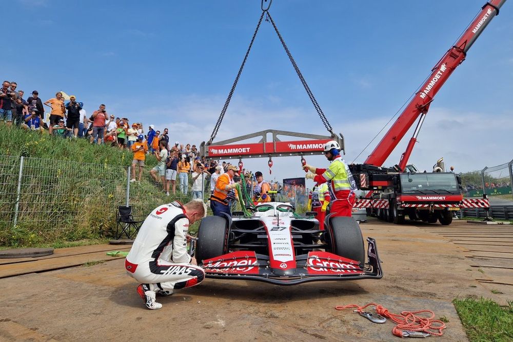 Nico Hulkenberg, junto a su Haas tras salirse de pista en la FP1 de Zandvoort.