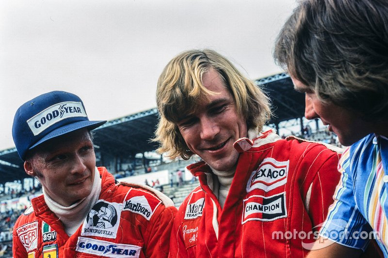 Niki Lauda dan James Hunt berbicara dengan Barry Sheene di sela-sela F1 GP Jepang 1976.