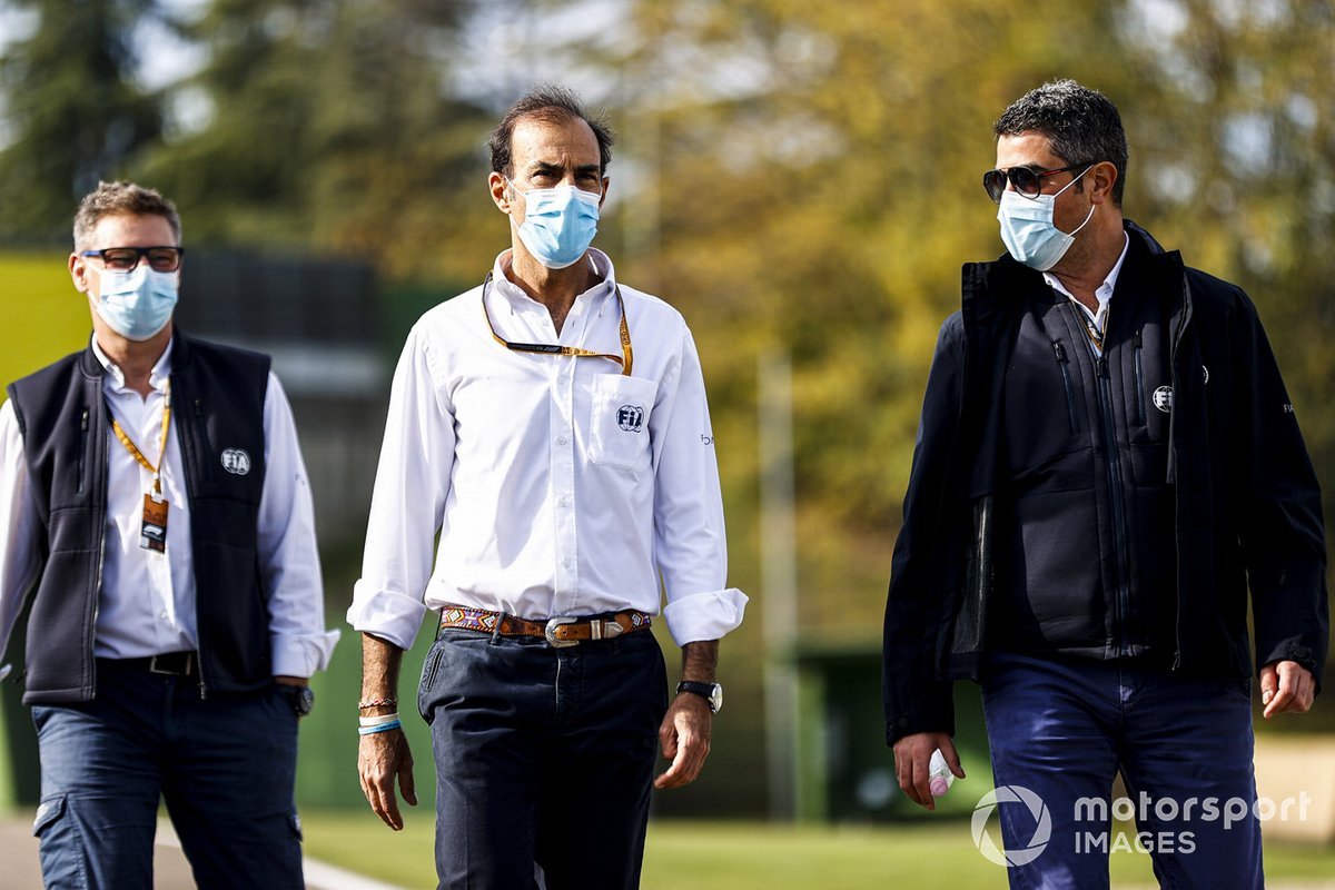 Michael Masi, director de carrera de la FIA, Emanuele Pirro, piloto de la FIA, y otros miembros de la FIA caminan por el circuito