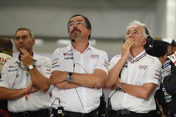 Rob Leupen, Team Manager, Toyota Gazoo Racing, reacción desués de que el #9 se retira con Hugues de