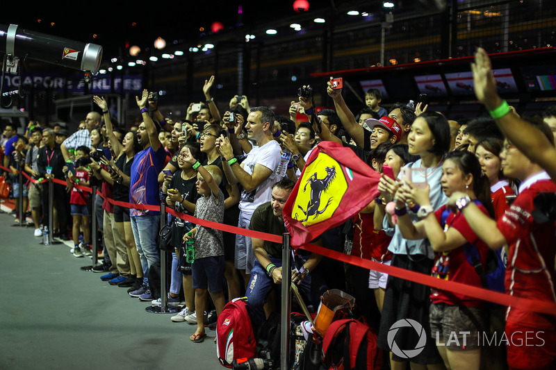 Fans on the pitlane walkabout