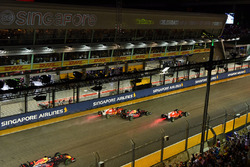 L'incidente tra Sebastian Vettel, Ferrari SF70H, Max Verstappen, Red Bull Racing RB13 e Kimi Raikkon