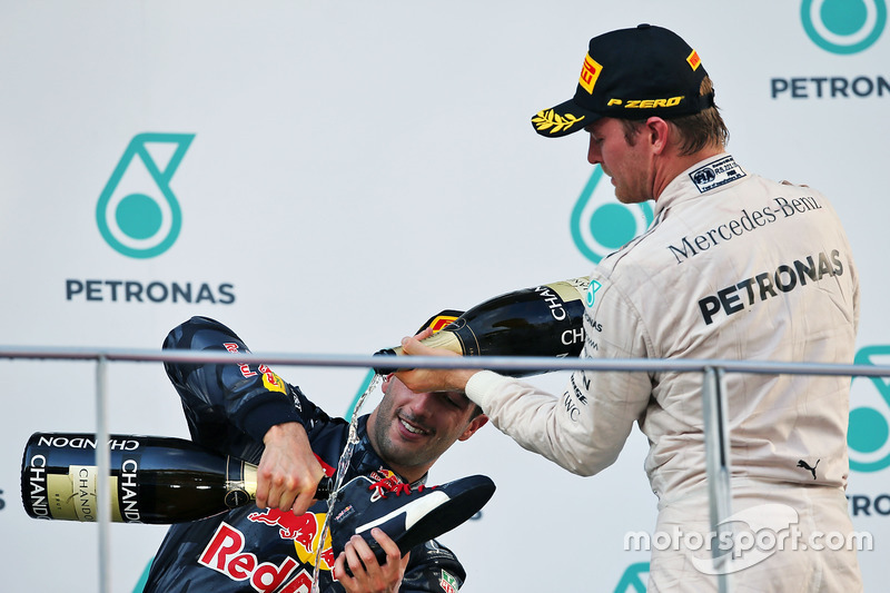 Il vincitore della gara Daniel Ricciardo, Red Bull Racing festeggia sul podio con il terzo classificato Nico Rosberg, Mercedes AMG F1