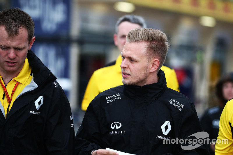 Kevin Magnussen, Renault Sport F1 Team walks the circuit with the team