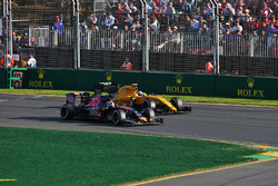 Jolyon Palmer, Renault Sport F1 Team RS16 en Carlos Sainz Jr., Scuderia Toro Rosso STR11