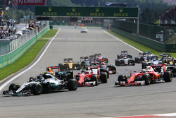 Nico Rosberg, Mercedes AMG F1 W07 Hybrid aan kop na de start