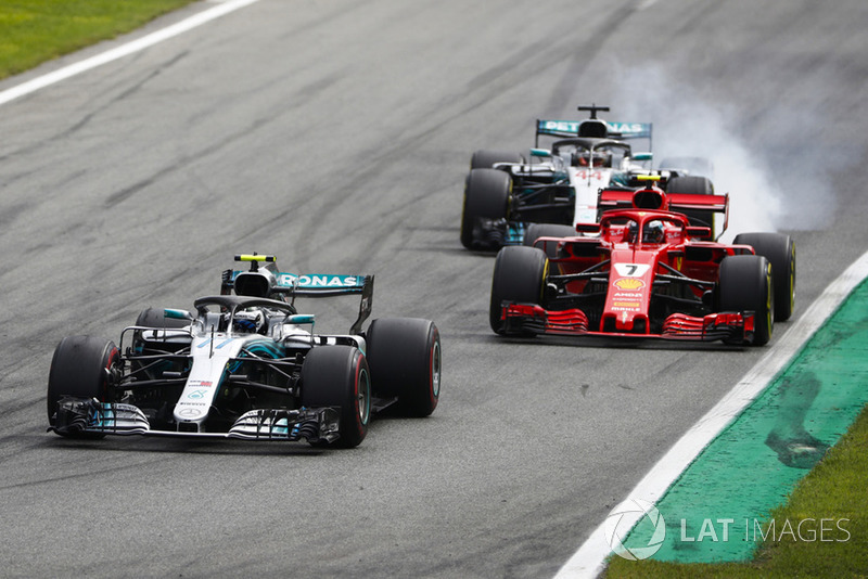 Valtteri Bottas, Mercedes AMG F1 W09, por delante de Kimi Raikkonen, Ferrari SF71H, y Lewis Hamilton, Mercedes AMG F1 W09