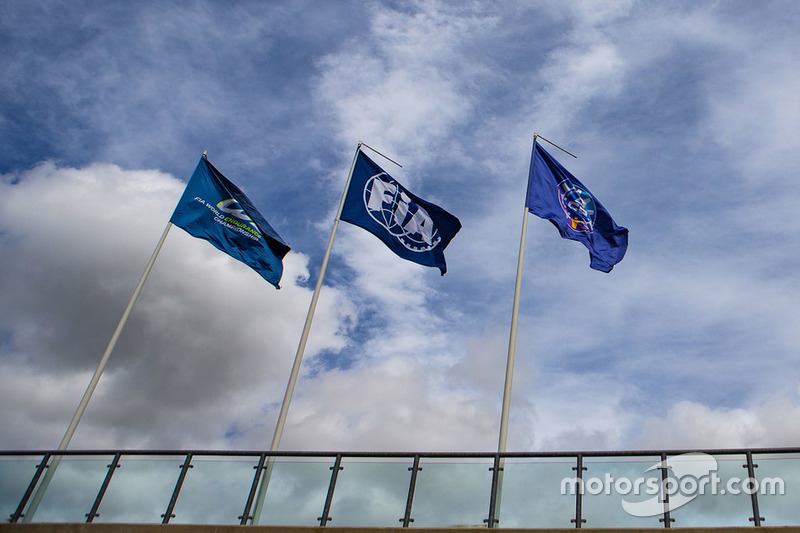 Les drapeaux du WEC, de la FIA et de l'ACO
