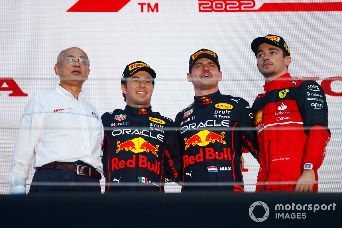Podio: segundo lugar Sergio Pérez, Red Bull Racing, ganador y campeón del mundo Max Verstappen, Red Bull Racing, tercer lugar Charles Leclerc, Ferrari