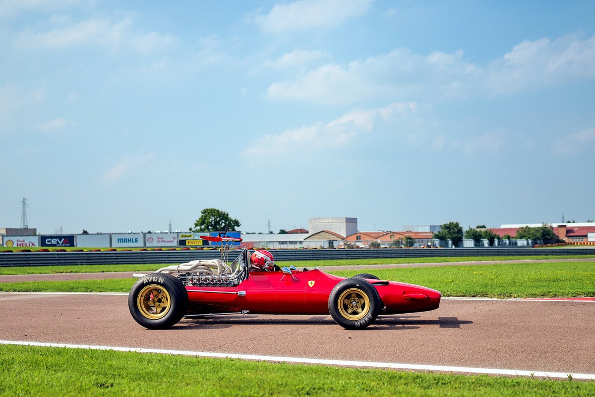 Charles Leclerc stuurt de Ferrari 312 uit 1967 over het asfalt van Fiorano.