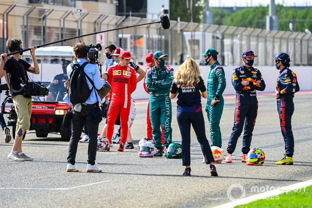 Los pilotos son filmados en la parrilla