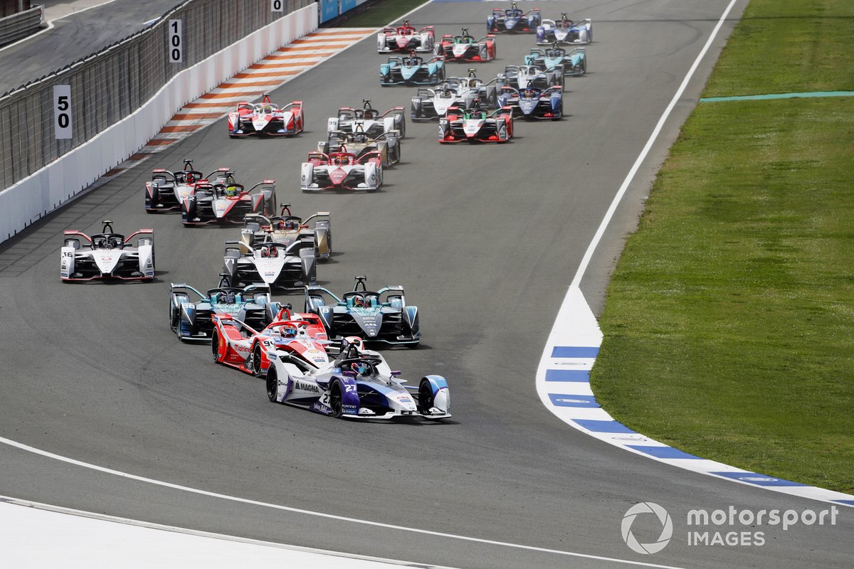 Jake Dennis, BMW i Andretti Motorsport, BMW iFE.21, heads the field intot he first corner