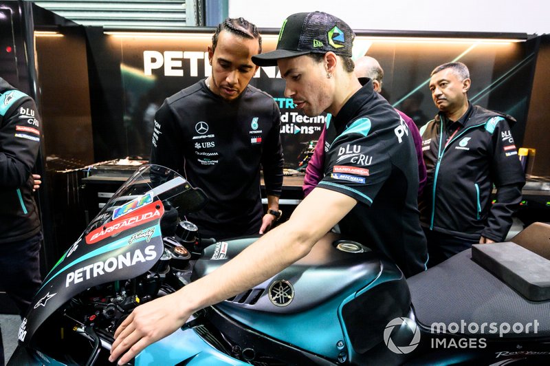 Франко Морбиделли и Льюис Хэмилтон в боксах Petronas Yamaha SRT на мотоциклетном Гран При Катара