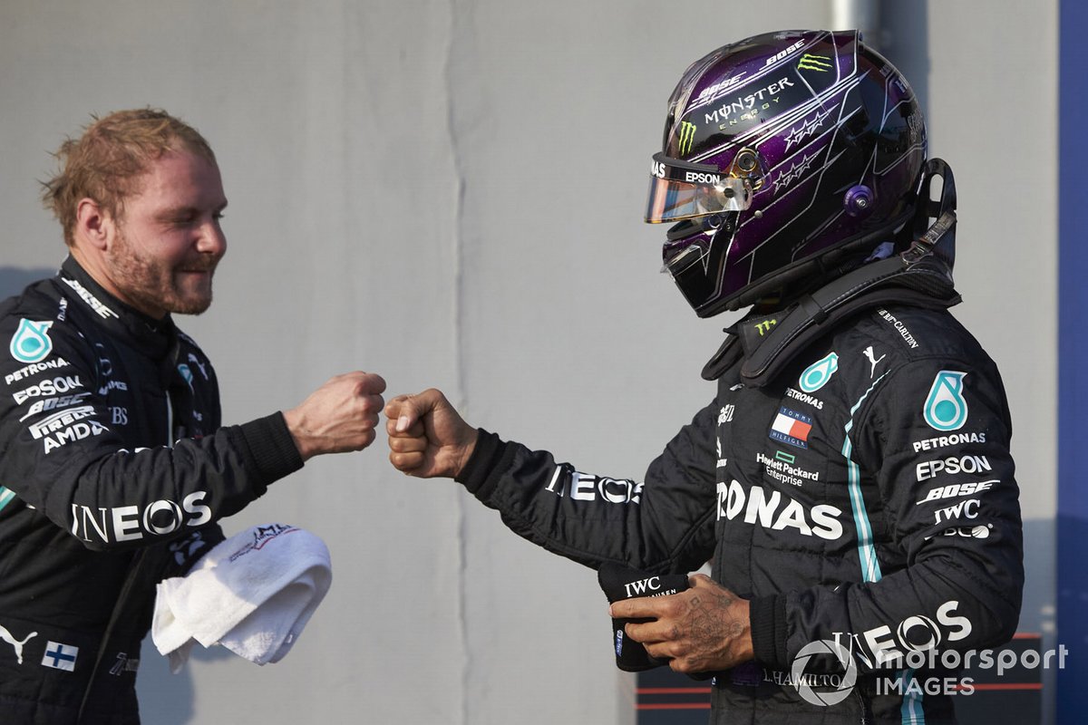 Lewis Hamilton, Mercedes-AMG F1, felicita al Ganador de la pole Valtteri Bottas, Mercedes-AMG F1 en Parc Ferme