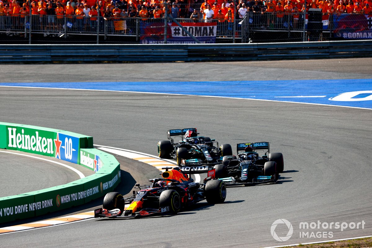 Max Verstappen, Red Bull Racing RB16B, Valtteri Bottas, Mercedes W12, y Lewis Hamilton, Mercedes W12.