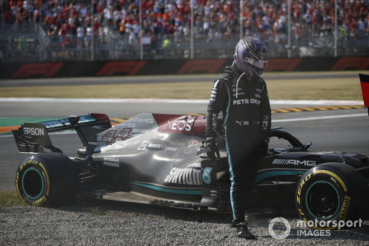 Lewis Hamilton, Mercedes, keluar dari mobil setelah kecelakaan dengan Max Verstappen, Red Bull Racing.