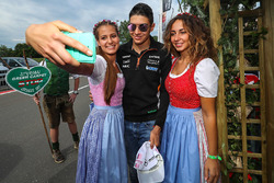 Esteban Ocon, Sahara Force India F1 con delle ragazze
