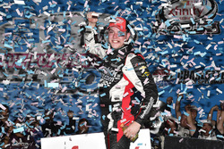 Ganador de la carrera Alex Bowman, Chip Ganassi Racing Chevrolet