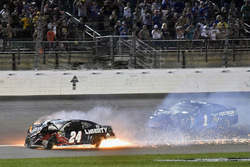 William Byron, Hendrick Motorsports, Chevrolet Camaro Liberty University, Clint Bowyer, Stewart-Haas Racing, Haas 30 Years of the VF1 y Ryan Newman, Richard Childress Racing, Chevrolet Camaro Bass Pro Shops / Cabela's wreck