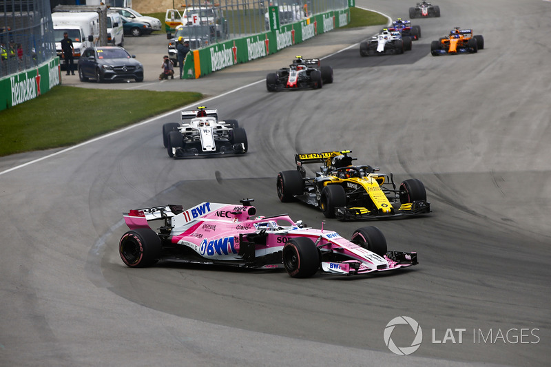 Серхио Перес, Sahara Force India F1 VJM11, и Карлос Сайнс, Renault Sport F1 Team RS18