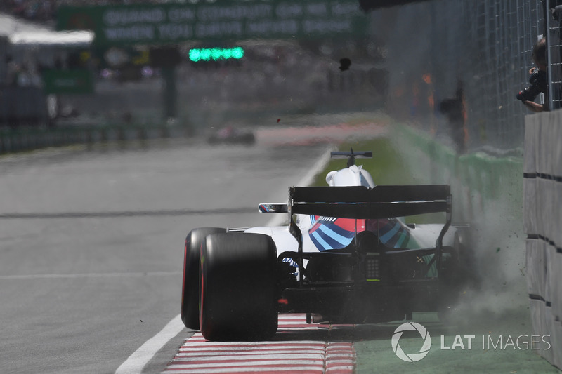 Lance Stroll, Williams FW41 hits Champions Wall in FP1