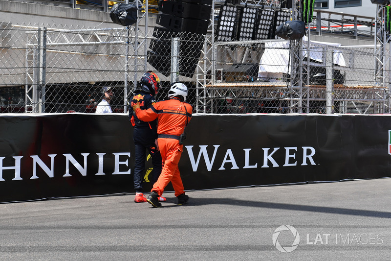 Max Verstappen, Red Bull Racing RB14, dopo l'incidente