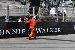 Max Verstappen, Red Bull Racing RB14, dopo l'incidente