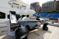Mika Hakkinen'in eski McLaren aracı limandaki bir yatın güvertesinde sergileniyor