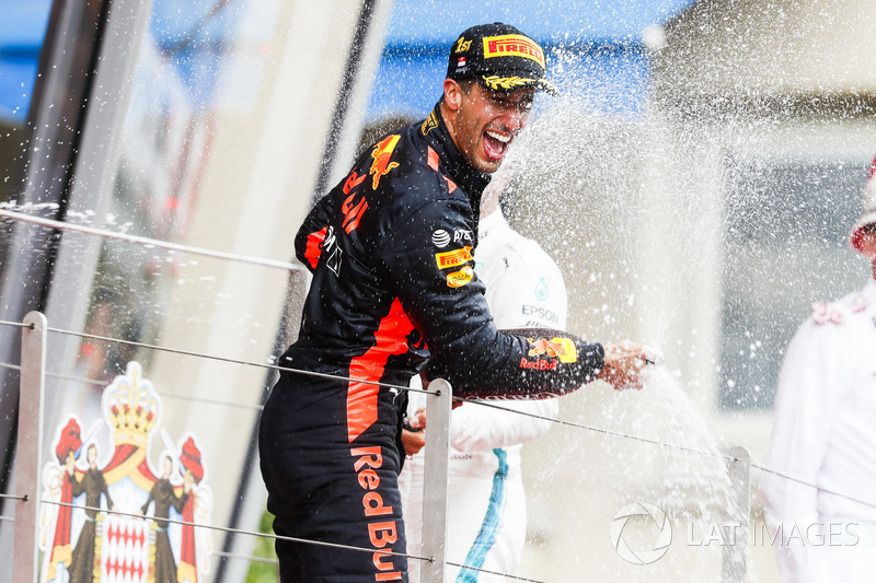 Daniel Ricciardo merayakan kemenangan dengan menyemprot Champagne