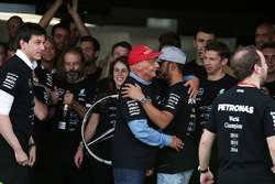Lewis Hamilton viert de constructeurstitel van Mercedes AMG F1 met Niki Lauda, Toto Wolff en het tea