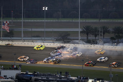Crash: Kurt Busch, Stewart-Haas Racing Ford, Ricky Stenhouse Jr., Roush Fenway Racing Ford, Brendan