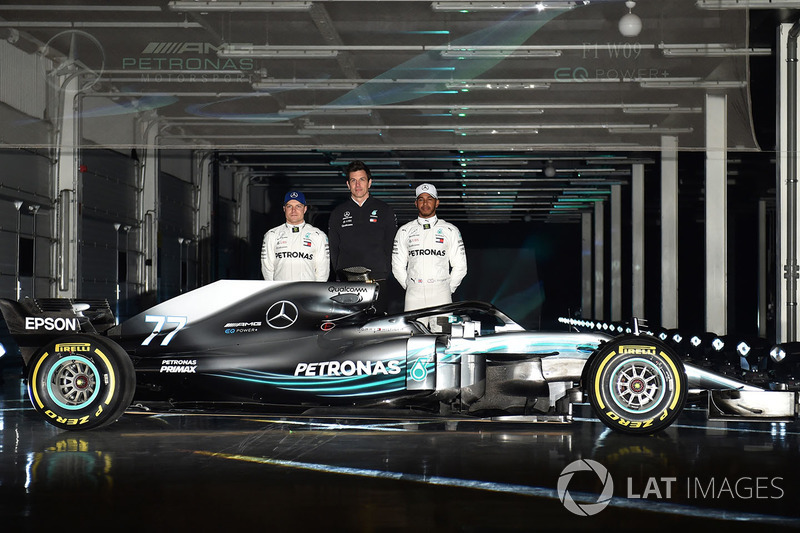 Гонщики Mercedes AMG F1 Валттери Боттас и Льюис Хэмилтон, руководитель команды Тото Вольф