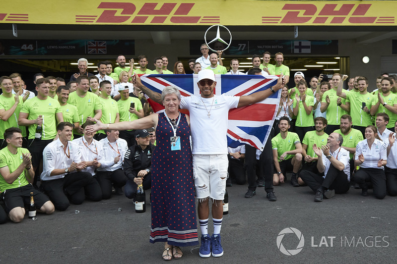 Campeón del mundo de F1 2017 Lewis Hamilton, Mercedes AMG F1 con su madre Carmen Lockhart