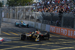 Jean-Eric Vergne, Techeetah, precede Oliver Turvey, NIO Formula E Team